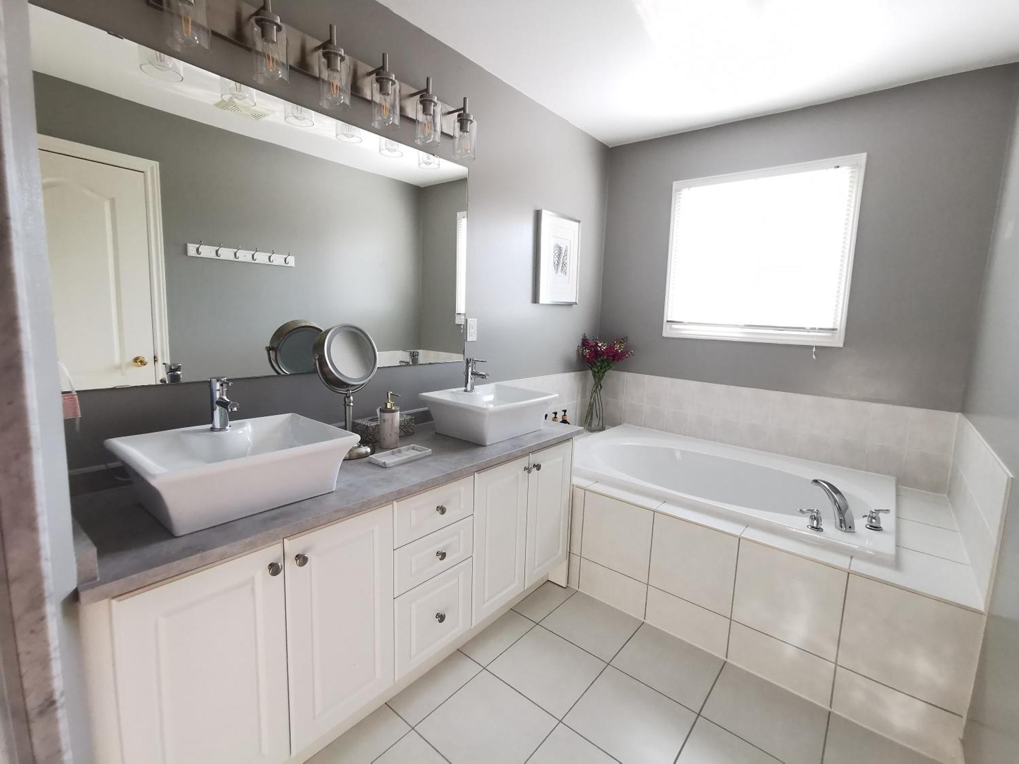4 Bedroom 3 Washroom Charming Home In Markham With Warm Cozy Vibe Exterior photo